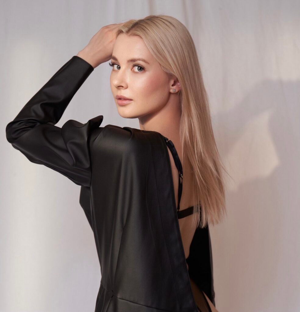 Pure Erotic Pleasure Escort Angelina Tecom